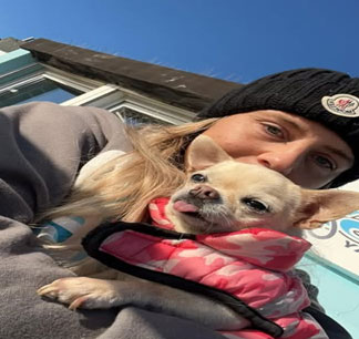 Anna Chitersen met haar puppy